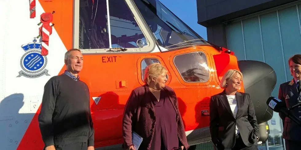 Forsvarsminister Frank Bakke-Jenssen, statsminister Erna Solberg og justis- og beredskapsminister Monica Mæland foran et av de nye redningshelikoptrene på Sola.