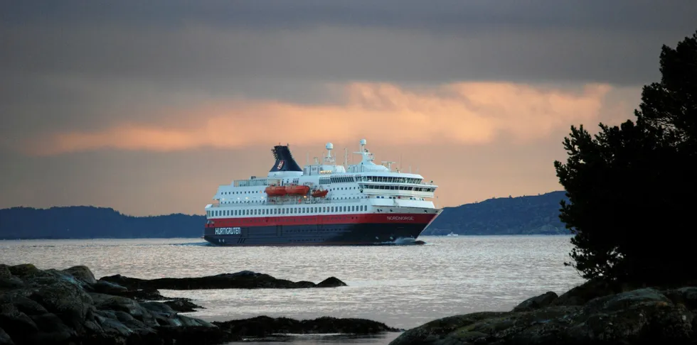 Hurtigruten «Nord-Norge» på vei inn Lerøyosen utenfor Bergen.