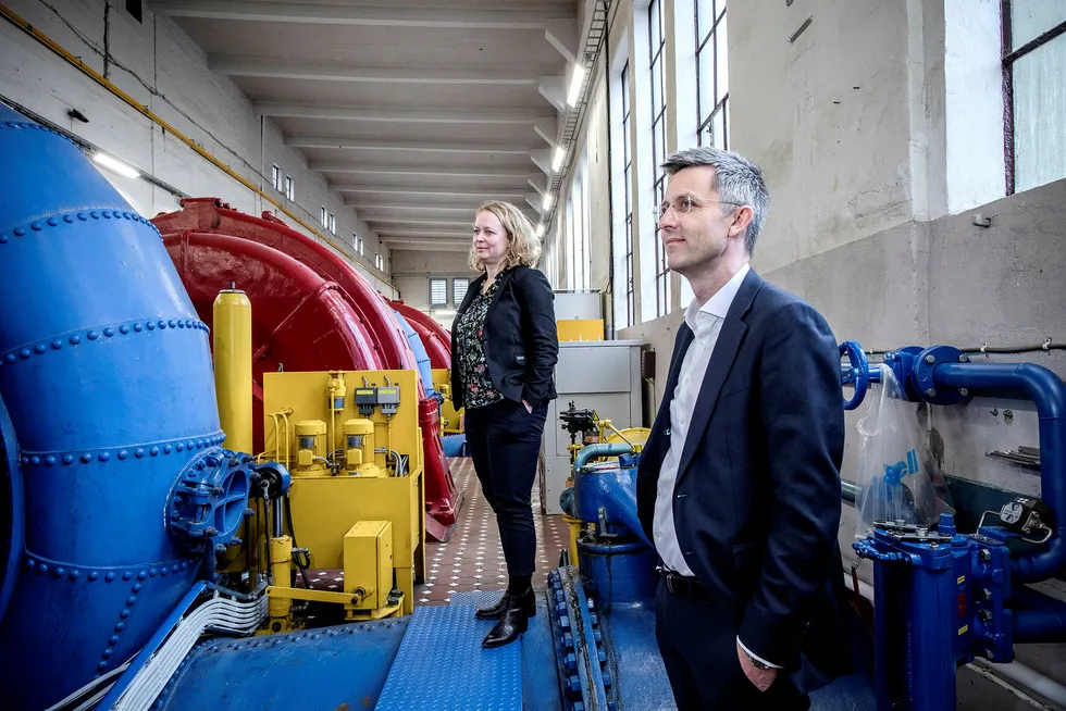 Administrerende direktør i Powel, Trond Straume (til høyre) sammen med direktør for forretningsutvikling i Arendals Fossekompani, Ingunn Ettestøl, møter DN på Bøylefoss kraftstasjon i Froland utenfor Arendal for å fortelle om tidenes storkontrakt.