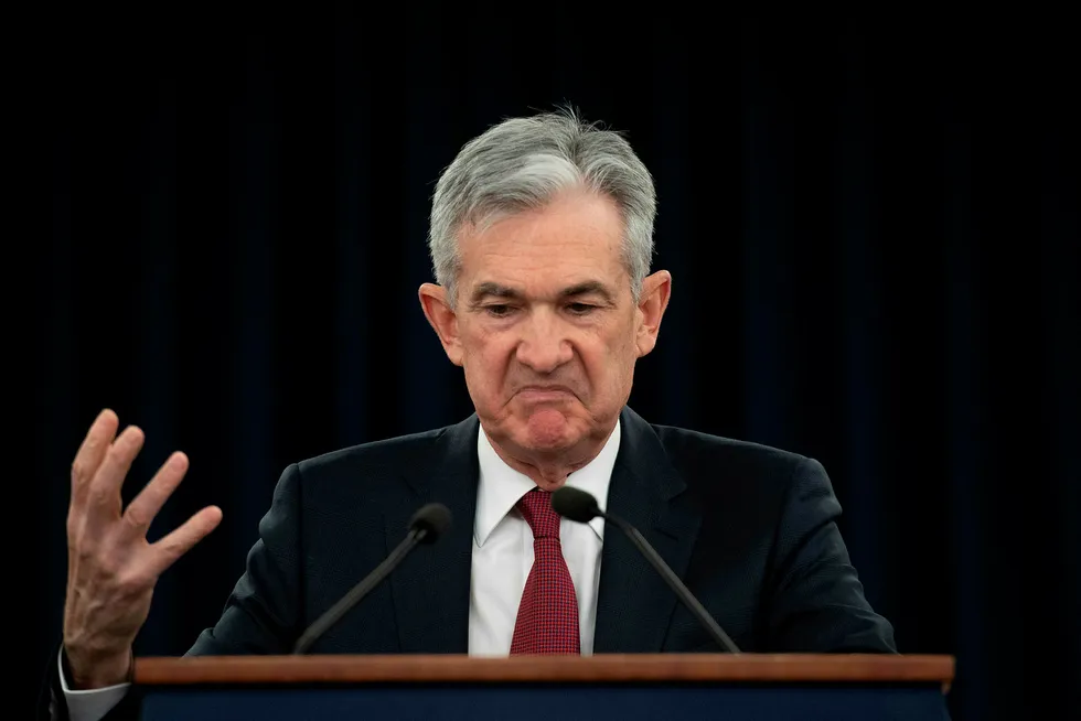 USAs sentralbank Jerome Powell har i 2018 hevet renten like mange ganger som han viser med fingrene.