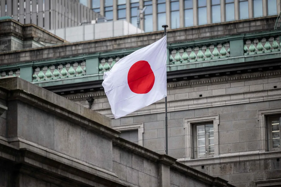 Bank of Japan (BoJ) rørte ikke renten under møtet på fredag. Det ventes endringer i pengepolitkken fra juli og sannsynligvis en liten renteøkning. Her fra hovedkontoret i Tokyo.