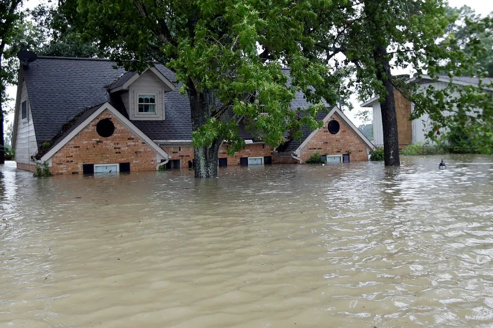 Man kan trygt si at vannstanden har steget i byen Spring i Texas. (AP Photo/David J. Phillip) Foto: David J. Phillip/AP Photo/NTB Scanpix.
