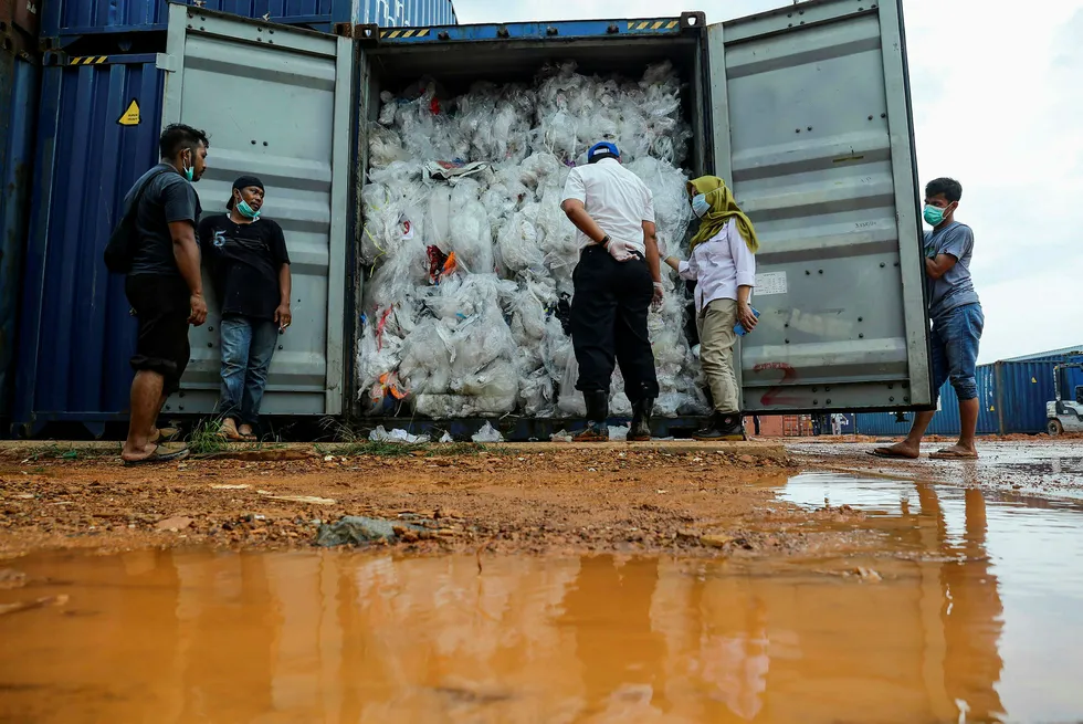 Har fått nok. Nå returnerer Indonesia søppel til Europa og USA.