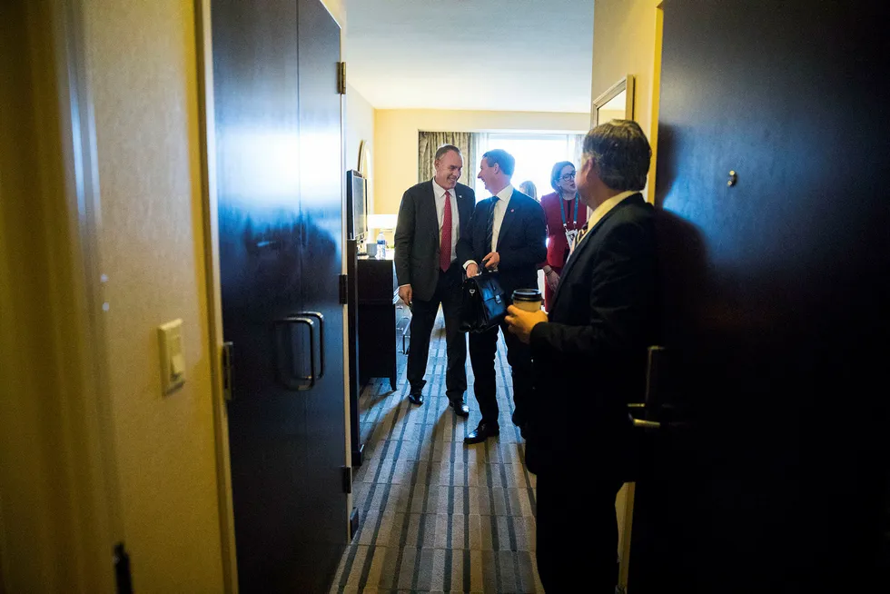 På Hilton-hotellet i Houston, der oljekonferansen Ceraweek finner sted, er hotellrom omgjort til møterom. USAs innenriksminister Ryan Zinke (til venstre) møtte olje- og energiminister Terje Søviknes og fikk tilbud om et samarbeid innen vindkraft. Foto: Per Thrana