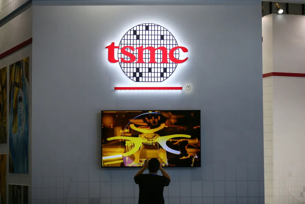 TSMC er blitt et av verdens største, viktigste og mektigste selskaper. Japan, USA, Kina og EU ruller ut den røde løperen og ønsker at selskaper etablerer fabrikker i andre verdensdeler. Her fra en databrikkekonferanse i Nanjing i Kina.