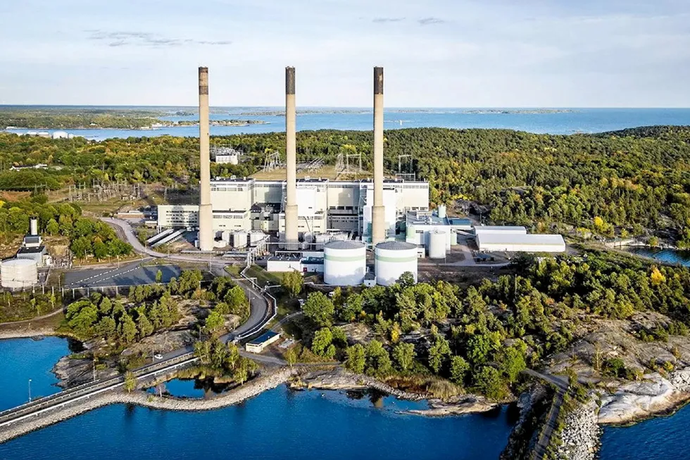 Oljekraftverket i Karslhamn, Sverige, er vanligvis et reservekraftverk. Nå produserer de lønnsomt i det ordinære strømmarkedet. Prisnivået på Europeisk strøm viser at det er gasskraft som setter prisen på dager med lite vindkraft.