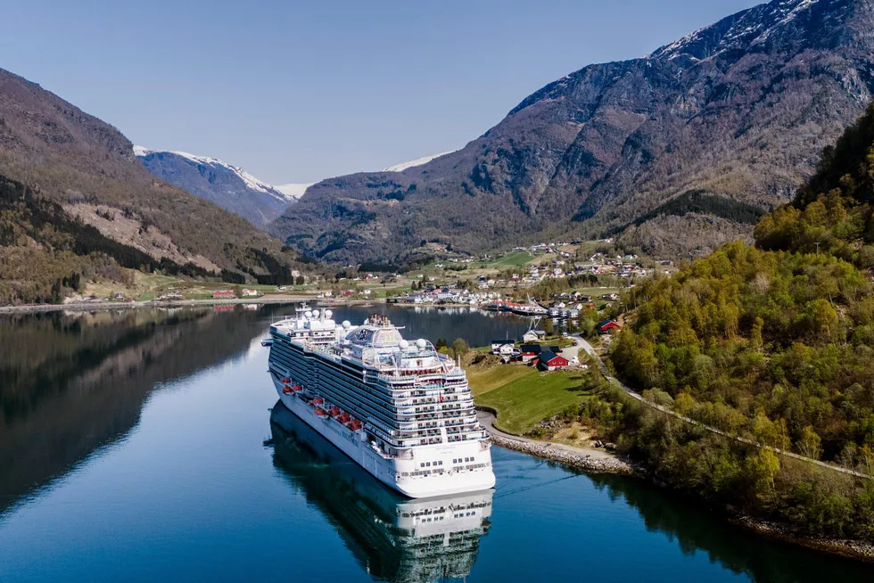 Cruisesesongen er i gang. Torsdag morgen la «Sky Princess» til havn i Skjolden, med 3637 passasjerer og et mannskap på 1300 om bord.