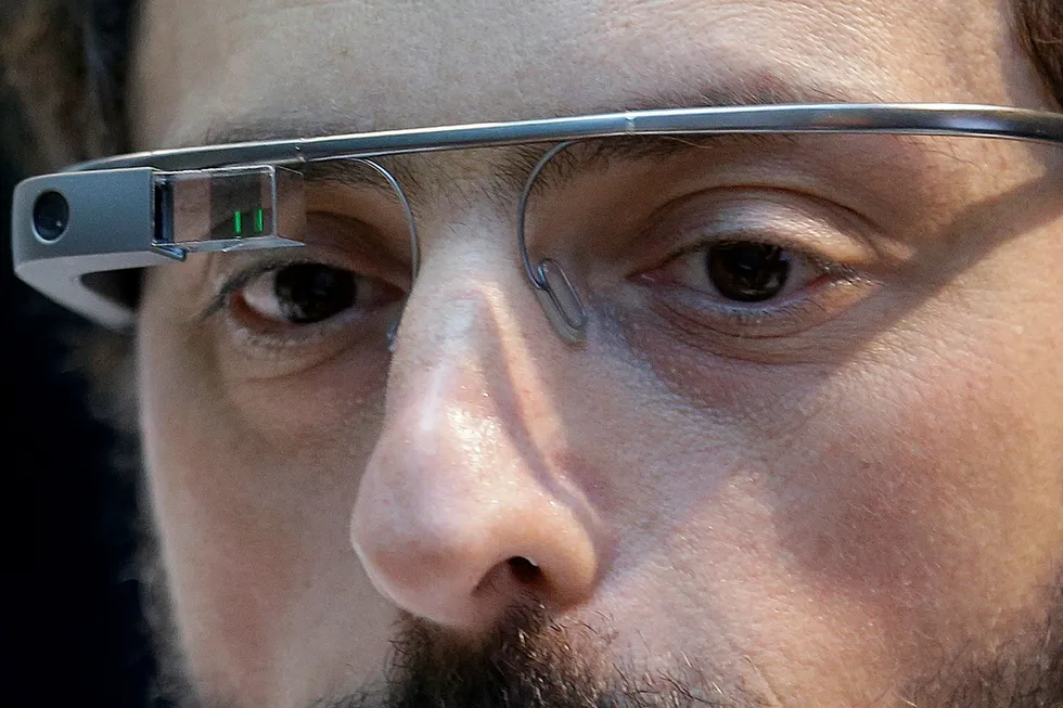 Arkivbilde. Google-gründer Sergey Brin har på seg AR-brillene Google Glass som aldri ble noen suksess. Nå har de gjenoppstått. Foto: NTB Scanpix / AP Photo / Jeff Chiu