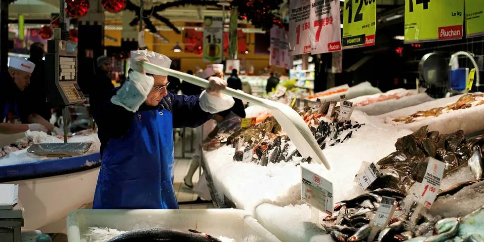 VOKSER: Markedet for norsk fisk i EU vokser. Her fra fiskedisken på supermarkedkjeden Auchans butikk i Lille, Frankrike.Foto: Per Thrana