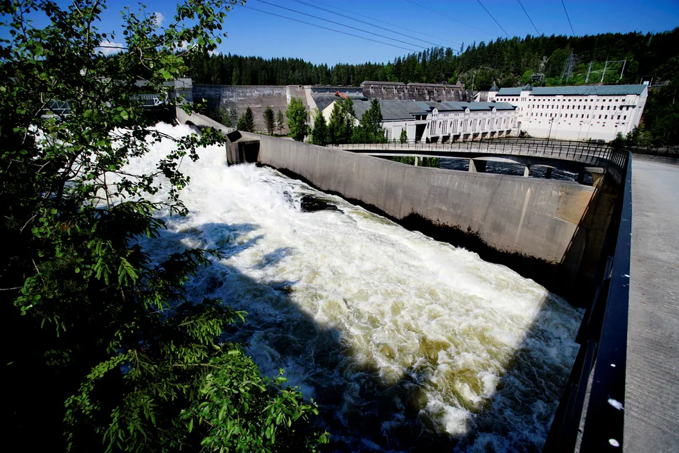 Normalt skvulper verdier for mellom ti og 20 milliarder kroner i vannkraftens magasiner. Her, Vamma Kraftverk ved Glomma i Askim og Skiptvet kommuner.