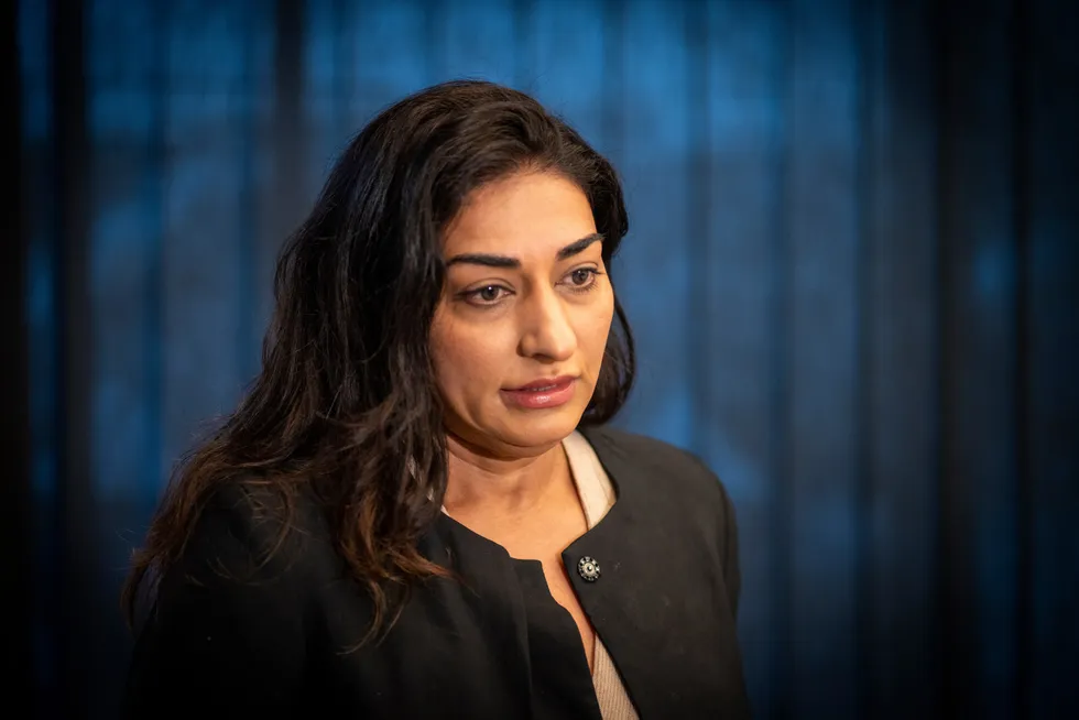 Shabana Rehman, daglig leder i stiftelsen Født Fri under pressekonferansen der hun tilbakeviser kritikken om dårlig økonomistyring. Foto: Heiko Junge / NTB