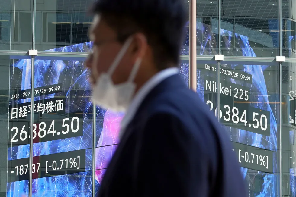 Tokyo-børsen startet med en svak nedgang onsdag morgen på 0,7 prosent i løpet av de to første handelstimene. I løpet av formiddagen har nedgangen for Nikkei-indeksen skutt fart til over to prosent. Det er samme negative trend i hele Asia.