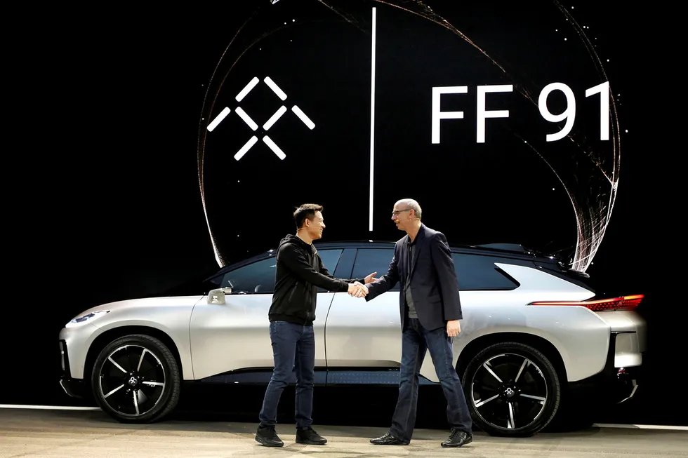 LeEcos grunnlegger Jia Yueting (til venstre) lanserte i vinter den elektriske sportsbilmodellen FF91 fra Silicon Valley-selskapet Faraday Future. Nå er kassen tom. Til høyre, Nick Sampson, sjef i Faraday Future. Foto: Steve Marcus/Reuters /NTB Scanpix
