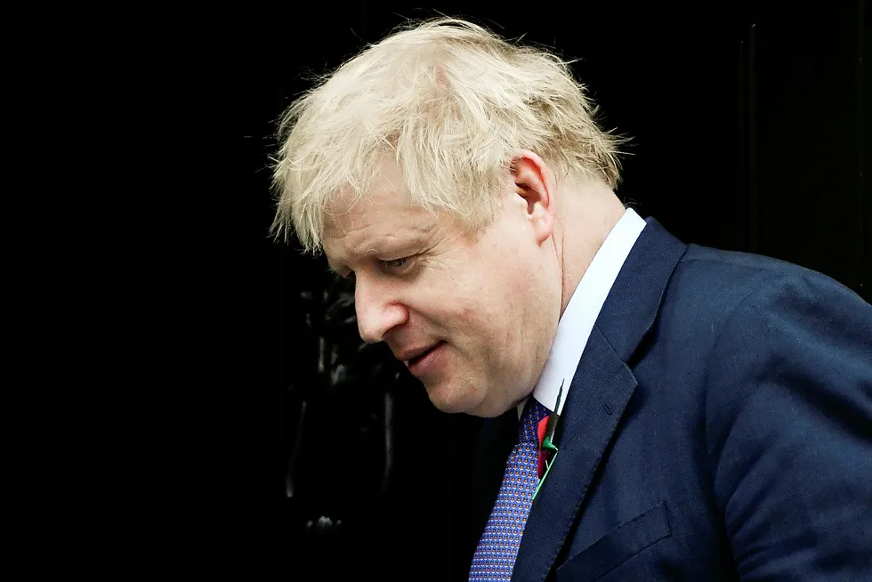 Statsminister Boris Johnson vil se på detaljene i EUs tilbud før han tar stilling til det.