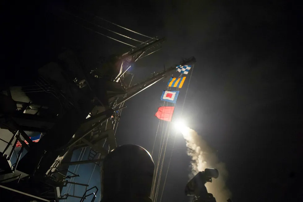 USA har angrepet baser i Syria. På bildet fra den amerikanske marinen avfyrer USS Ross en tomahawk-missil mot Syria natt til fredag. Foto: Robert S. Price/US Navy/NTB scanpix