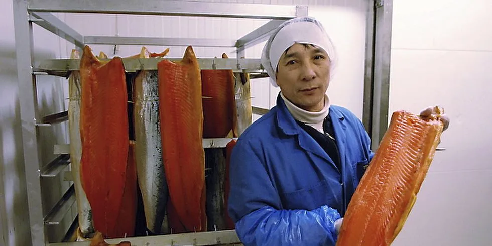 Lam Nguen eier av Bergen Røkeri, røyker fisk på den gamle måten med ekte flis og røyk. Foto: Ole Erik Klokeide.