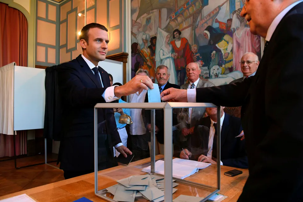 Frankrikes president Emmanuel Macron avla søndag sin stemme i Le Touquet, Frankrike, i det franske valget. Foto: Christophe Archambault/Afp/NTB Scanpix