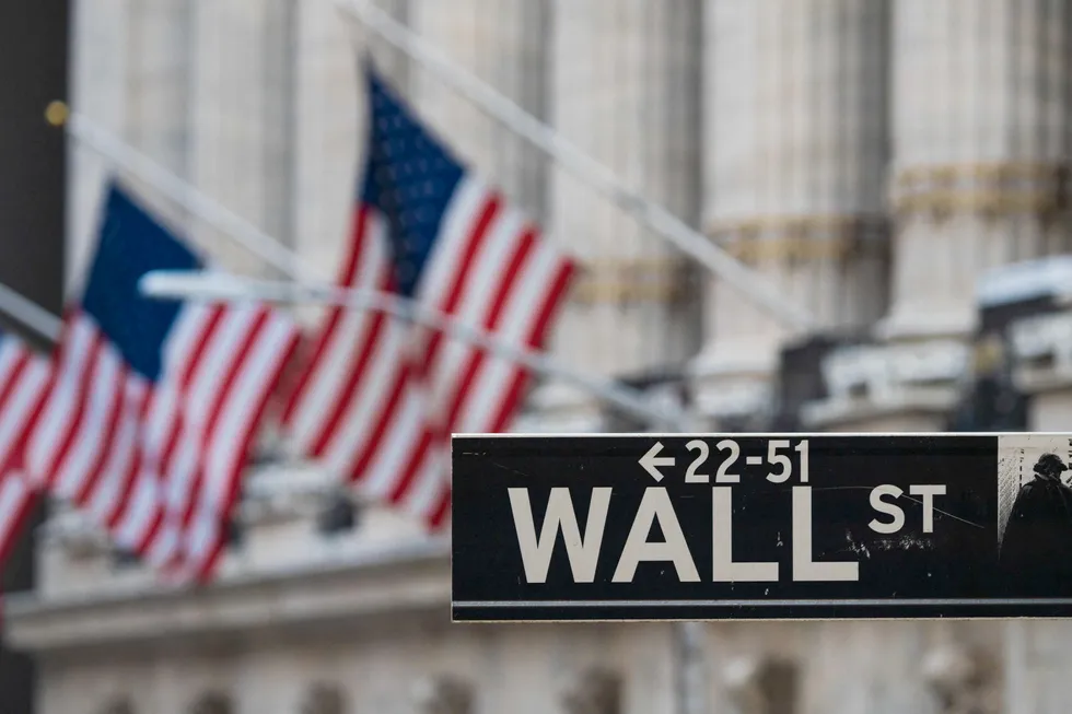 Alle de tre toneangivende indeksene på Wall Street stiger fra start, etter flere handelsdager med kraftige fall.