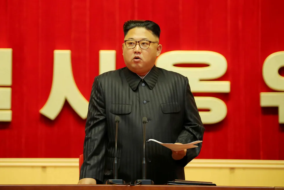 Nord-Koreas leder Kim Jong-un vil fortsette forsonende stemning med Sør-Korea. Foto: Korean Central News Agency (KCNA)/Reuters/NTB Scanpix