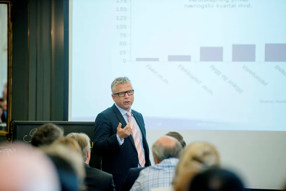 Sjefanalytiker Erik Bruce i Nordea Markets, her under et seminar om investeringer. Foto: Mikaela Berg