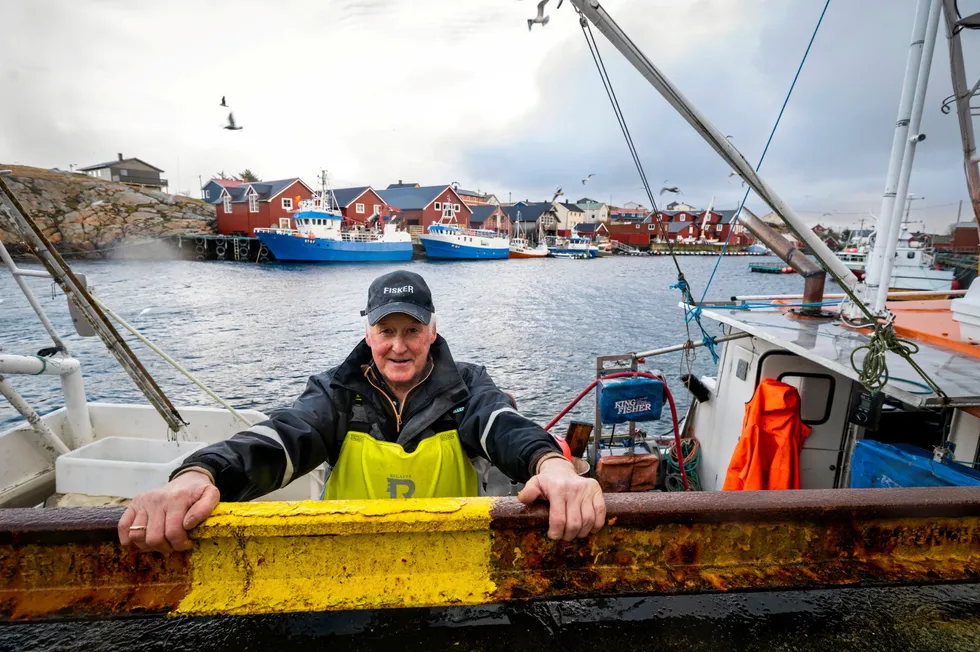 Ole Martin Øien bor på Mausund på trøndelagskysten. Han har levd et helt liv på sjøen, og ser tilbake et fantastisk liv som fisker.