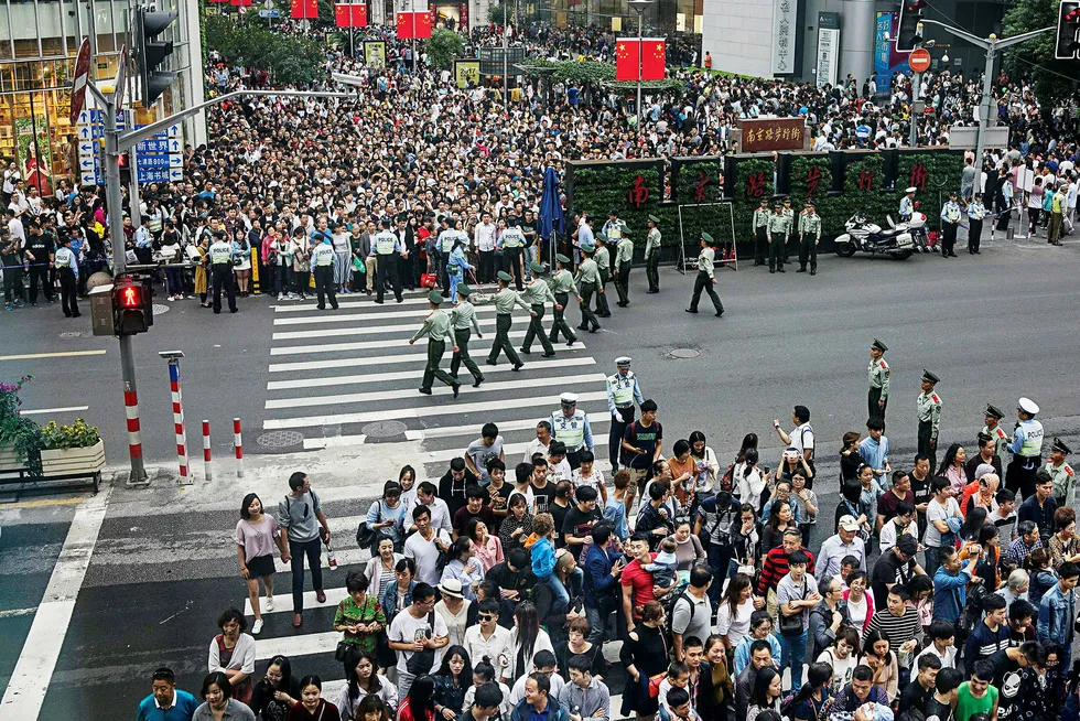 Over 700 millioner kinesere har fri i forbindelse med «Golden Week» og nasjonaldagsfeiring. Mange er på reise – i Kina og i utlandet. Det er kaos i storbyene og på veiene. Bildet er fra en fotgjengerovergang i Shanghai. Foto: CHANDAN KHANNA/AFP/NTB scanpix