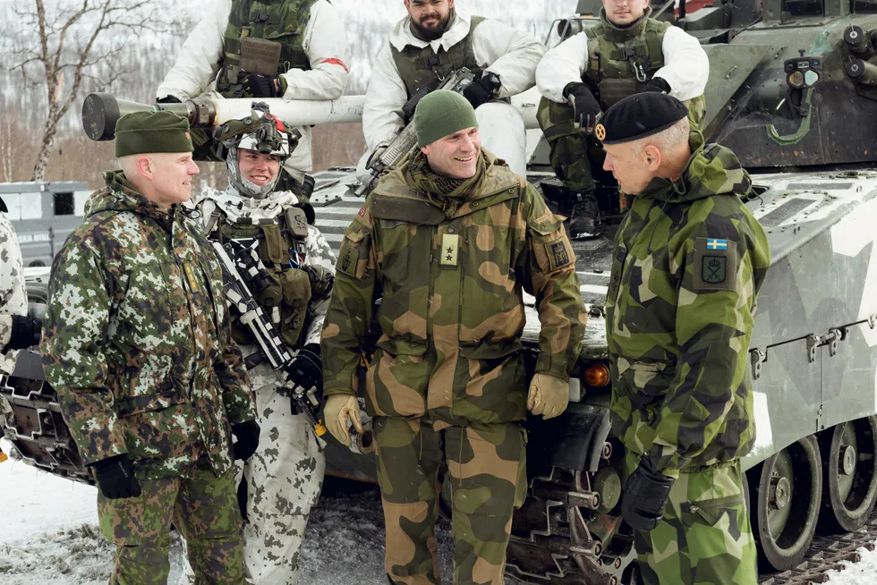 Sjefene for den finske, norske og svenske hæren møtes i Troms under NATO-øvelsen Cold Response 2022.