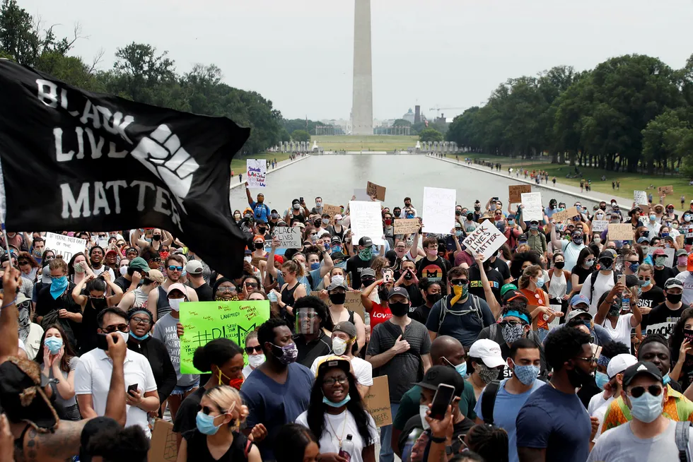 Børsen stiger, men det gjør også raseriet blant dem som er utestengt, skriver Trym Riksen. Demonstranter her ved Lincoln-monumentet i Washington, D.C. i USA 6. juni.