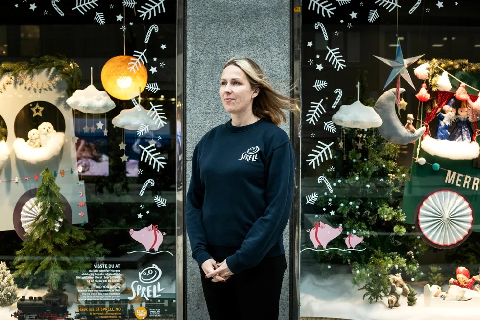 Butikkleder Ine Nordbø ved Sprell Riktige Leker på Klingenberg i Oslo. DN møter flere bedrifter som har vært veldig avhengige av Black Friday og den påfølgende julehandelen, men i år er det svært lite trafikk i sentrumsbutikkene som følge av smitteverntiltakene.