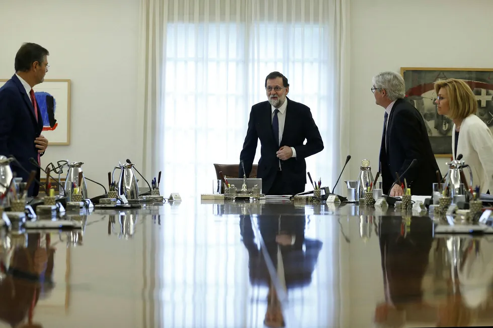 Spanias statsminister Mariano Rajoy ledet lørdag et ekstraordinært regjeringsmøte i Moncloa-palasset i Madrid. Foto: REUTERS/Juan Carlos Hidalgo/NTB Scanpix