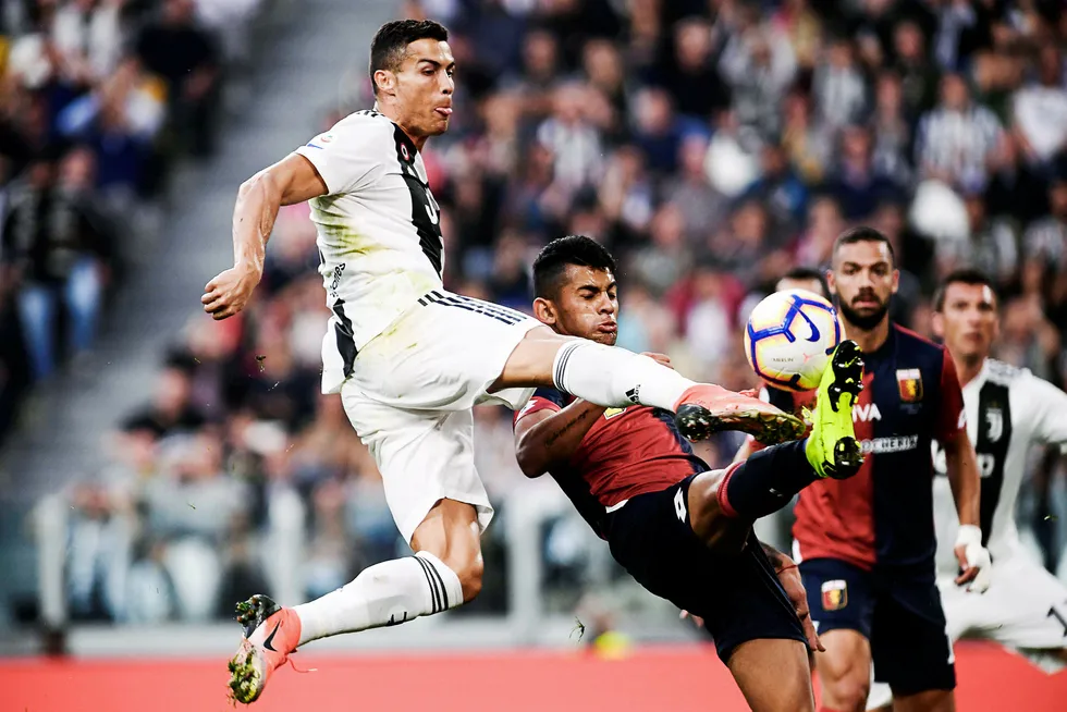 Cristiano Ronaldo er blant spillerne som er utviklet i Sporting Lisboa og solgt videre. Her i duell med Genoa-spillere.