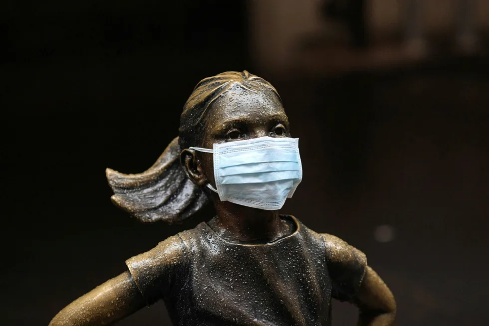 «The Fearless Girl» utenfor New York Stock Exchange, her med ansiktsmaske.