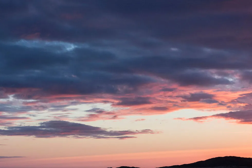 Den lille overnattingsbedriften Skagi Senja hotell & lodge på Senja i Troms er blant de over 10.000 næringsdrivende som siden i sommer har søkt og fått utsettelse for betaling av moms og skatt. Nå nærmer det seg oppgjørets time. Her er kajakkpadlere utenfor øya.