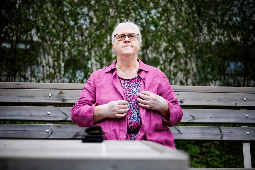 Solveig Jacobsen (66), seksjonsleder ved Oslo universitetssykehus, har sagt opp kundeforholdet hos Sbanken etter 24 år. Her fra hagen hjemme på Østerås i Bærum.