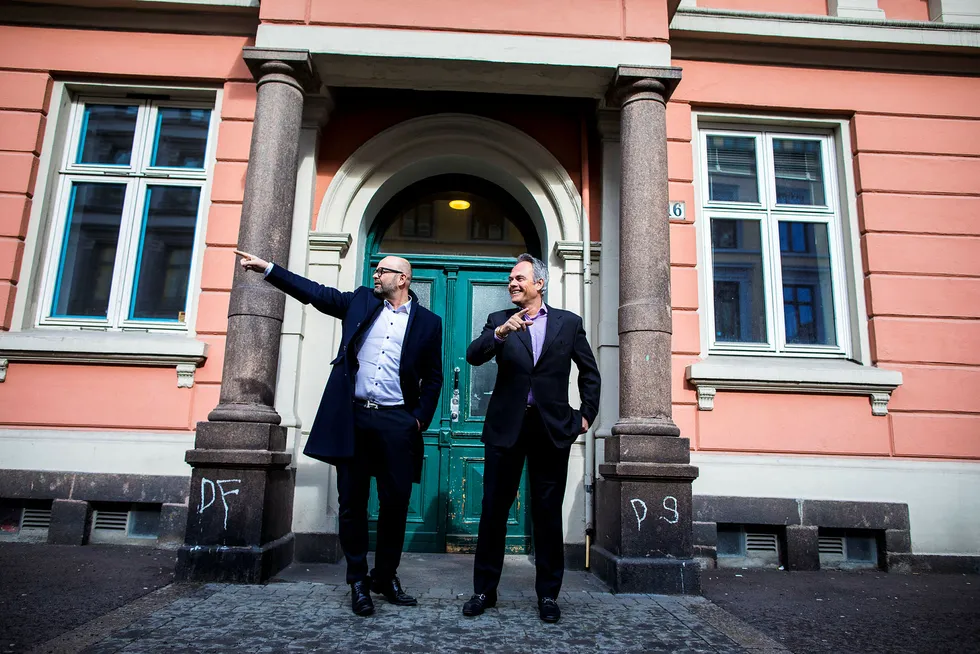 – Her har jeg solgt nr. 14, sier eiendomsmegler Terje Tinholt (til venstre) som nå forlater samarbeidet med Nils Nordvik og satser på et nytt eiendomsprosjekt. Foto: Gunnar Blöndal