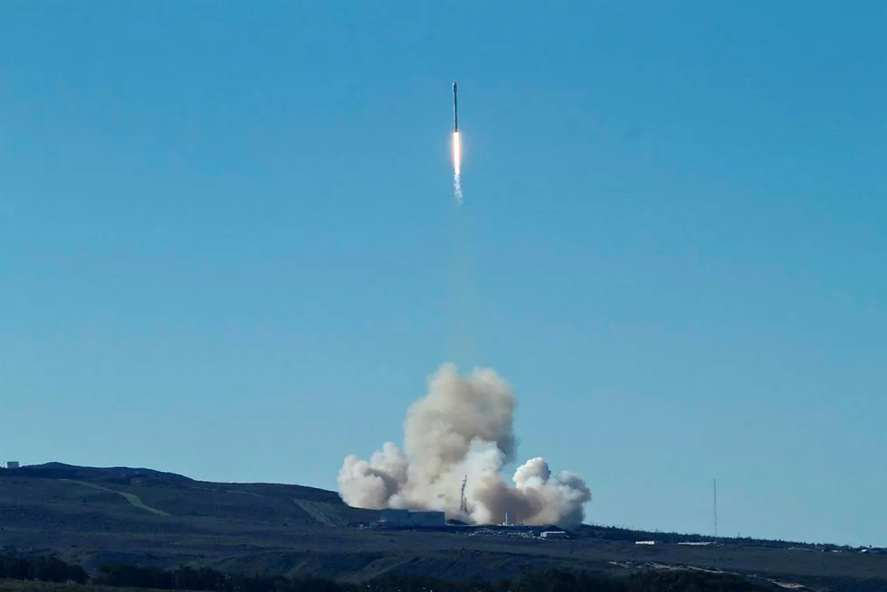 Falcon 9-raketten gjennomførte en vellykket landing etter oppskyting lørdag. Foto: Matt Hartman