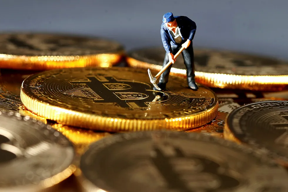Fredag forrige uke kostet en bitcoin 10.400 dollar. Avbildet er en leketøysfigur som hakker i bitcoin. Foto: Dado Ruvic/Reuters/NTB Scanpix