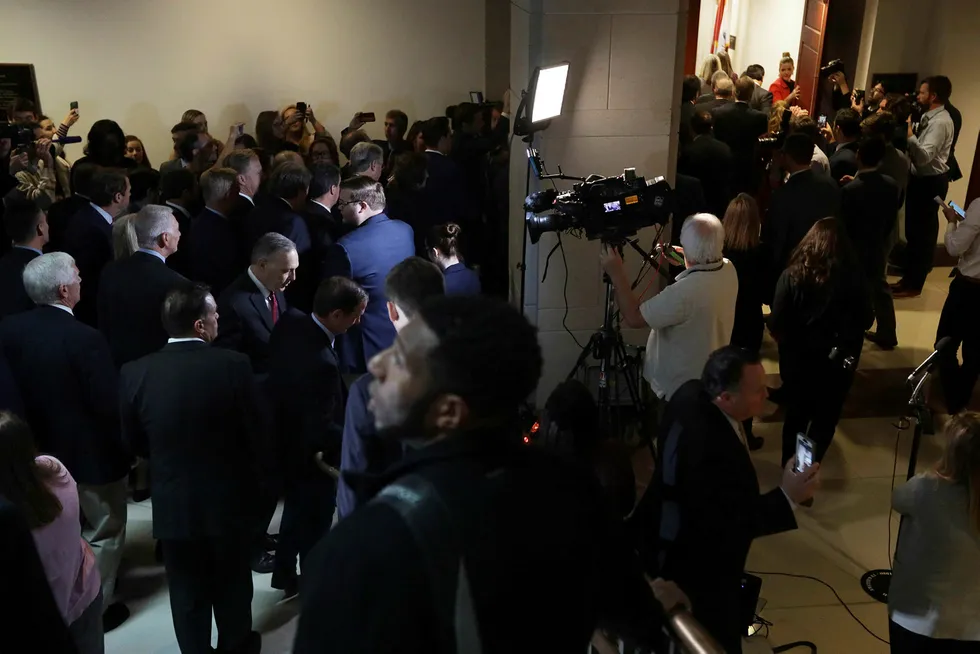 Tilløp til kaos da en rekke republikanere presset seg inn i en lukket riksrettshøring i et avlyttingssikkert møterom i kjelleren på Capitol Hill.