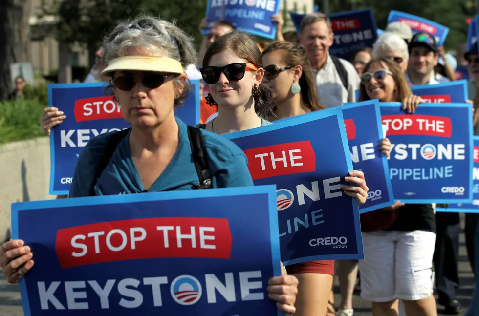 Aktivister fra blant andre Rainforest Action Network, protesterer mot Keystone XL Pipeline i 2013, for å øke presset på at den amerikanske presidenten holder løftet sitt om kjempe for klimaet. Foto: Alex Wong/Getty Images