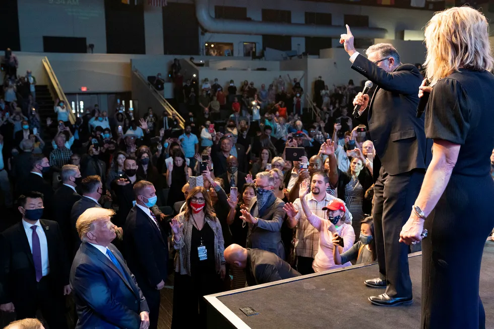 USAs president Donald Trump (nede til. v.) besøkte den internasjonale kirken i Las Vegas søndag. Nevada er en av statene presidenten forsøker å vippe i republikansk retning før valget 3. november.