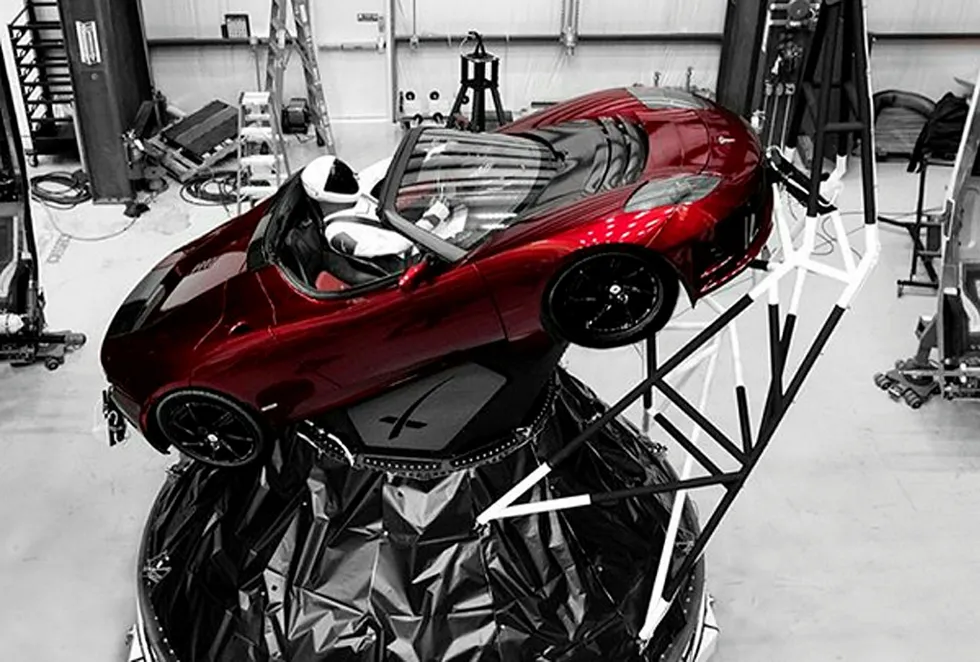 Starman sitter klar i førersetet, iført hvit romdrakt, i påvente av oppskytingen av Elon Musks personlige Tesla Roadster med raketten Heavy Falcon tirsdag. Foto: AP/NTB Scanpix