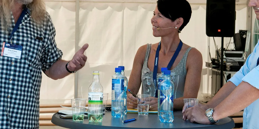 HØY TEMPERATUR: Fra Speakers corner på Aqua Nor-messen 2015. Arne O. Holm (t.v.), Norunn Myklebust – administrerende direktør i Norsk institutt for naturforskning (NINA) og Odd Strøm – Administrerende direktør for Nova Sea på Lovund diskuterte oppdrett og miljø under forrige messe. Også i år blir det mye debatt og faglig program.