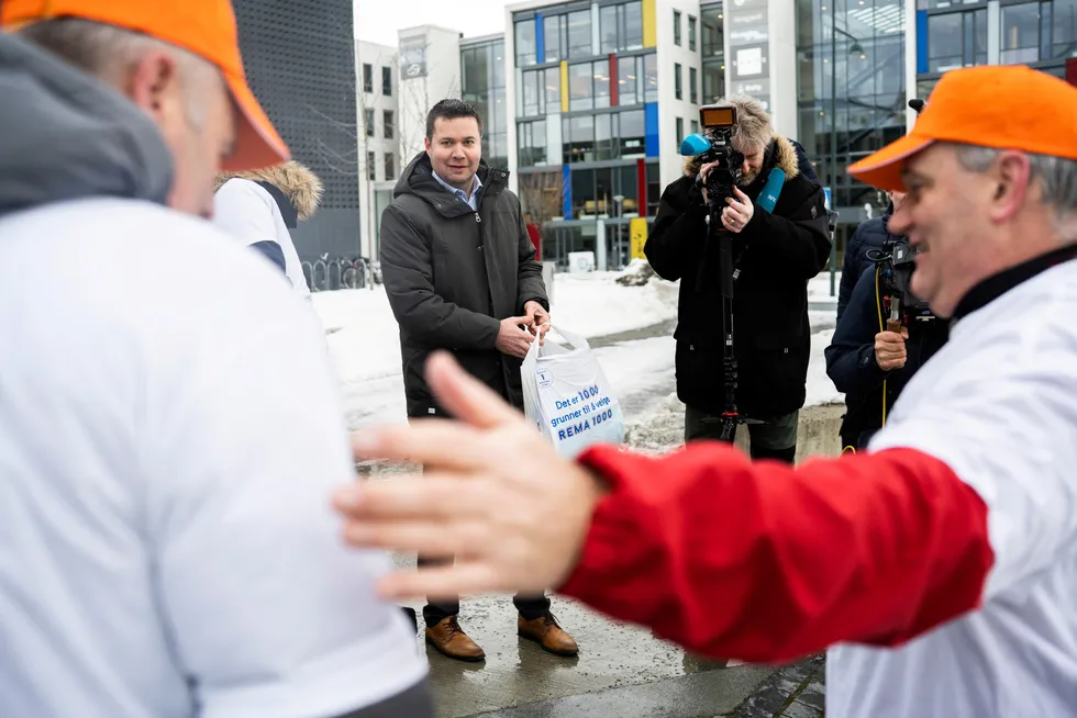 Stortingspolitiker Geir Pollestad møtte i mars demonstrerende laksearbeidere utenfor Senterpartiets landsmøte. Nå skal han på studietur til Færøyene.