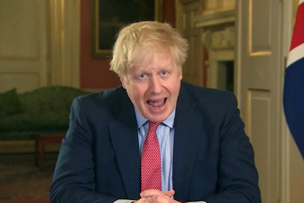 Storbritannias statsminister Boris Johnson kunngjorde i en tale til landet mandag kveld at det innføres strenge tiltak for å hindre ytterligere koronasmitte.