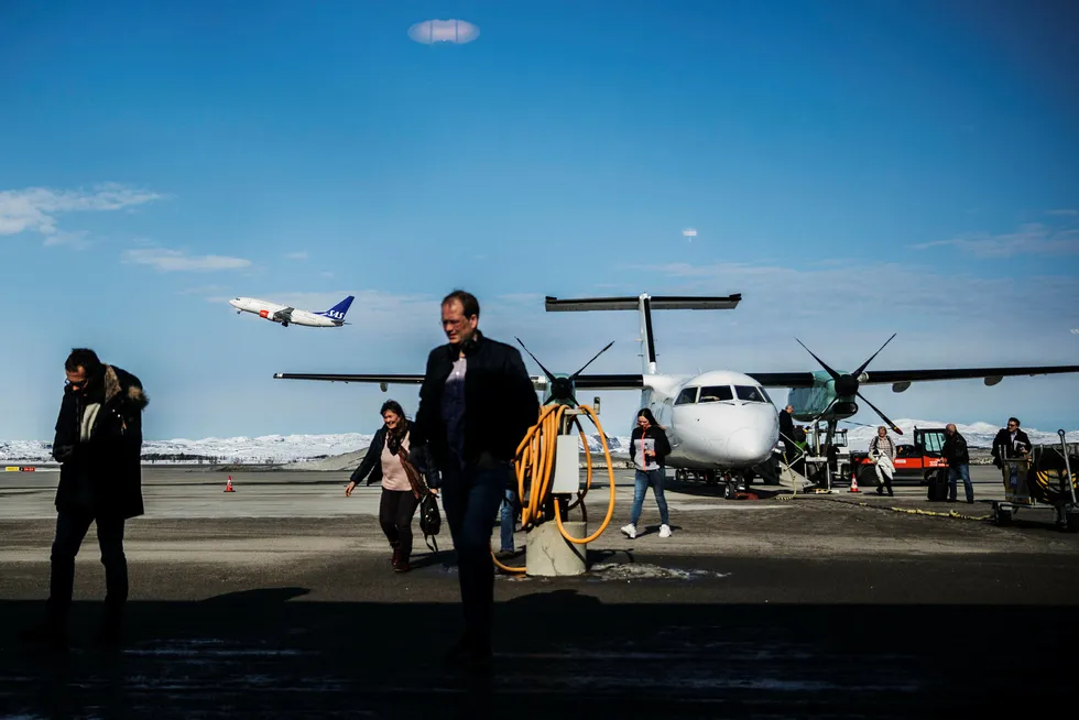 Widerøe mener en foreslått endring i flypassasjeravgiften ikke gjør nok for å sikre rutetilbudet i distriktene. Her fra Kirkenes lufthavn i Finnmark.