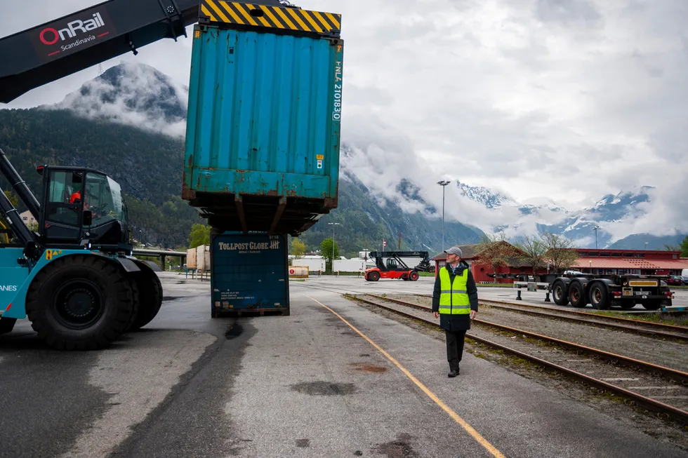 Henning Aandal har startet opp godstog-selskapet Onrail som har fått godstog tilbake på Raumabanen. Det fjerner cirka 10.000 trailere fra veiene på ett år