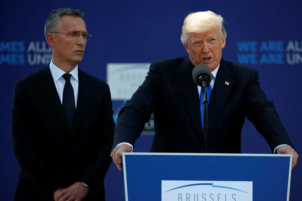 NATOS generalsekretær Jens Stoltenberg (t.v.) og USAs president Donald Trump (t.h.) var blant de første til å kommentere det siste terrorangrepet i London. Bildet ble tatt under Nato-taoppmøtet 25. mai. Foto: AP / NTB scanpix
