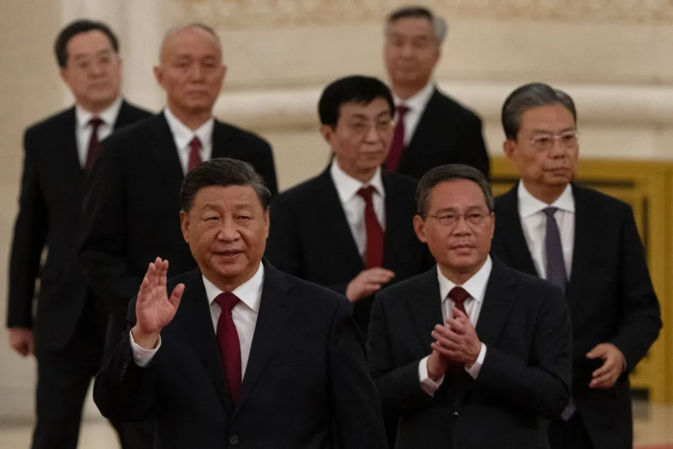 Kinas president Xi Jinping viste frem de nye medlemmene av politbyråets stående komitee på søndag. Han har omgitt seg med ja-menn og tatt full kontroll. Det øker risikoen for Kina – og verden.