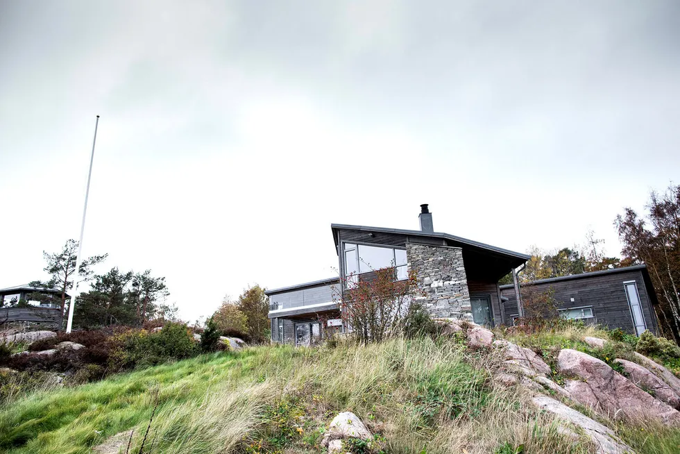 Eieren av denne hytta utenfor Grimstad ble dømt til fengsel og bøter for å ha vist «nærmest total mangel på respekt for plan- og bygningsloven.»