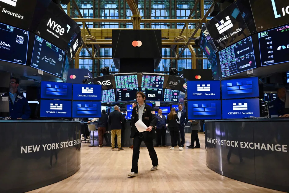 Bildet er fra åpningen av New York Stock Exchange (NYSE) 13. november i år. Ny forskning viser at store og børsnoterte selskaper får billigere tilgang på kapital når ulikheten i inntekt øker. Det rammer de små selskapene, som ikke er på børs.